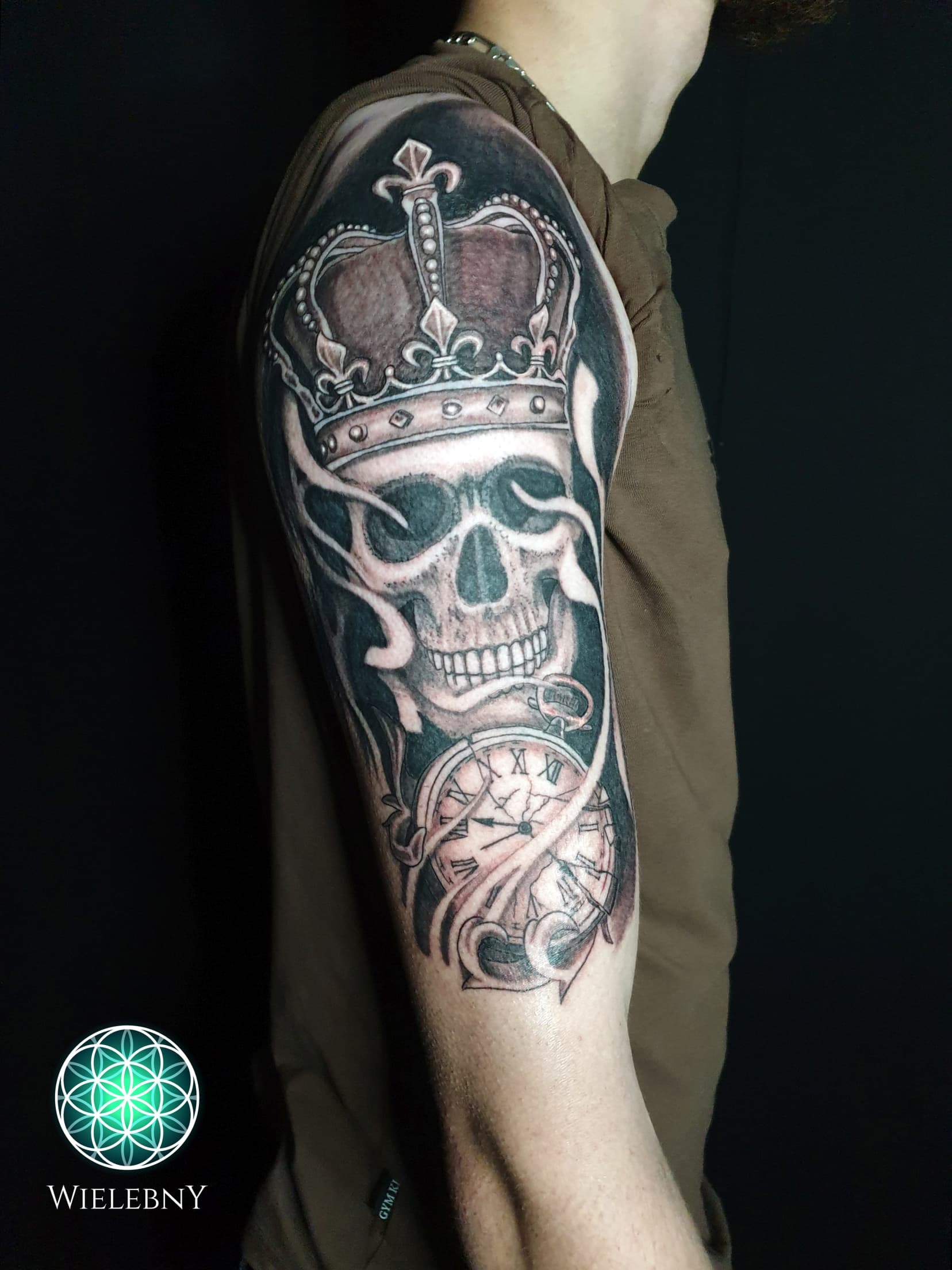 Skull crown clock